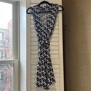 XXS DVF wrap dress sleeveless black and white